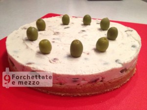 Cheesecake salato con alici e olive